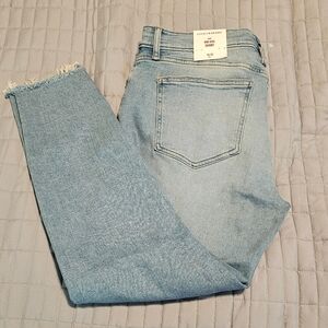 NWT. Lucky Brand jeans. Size 32